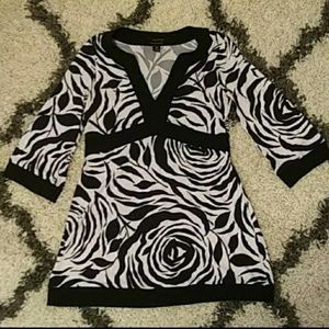 White House Black Market V Neck Top Medium